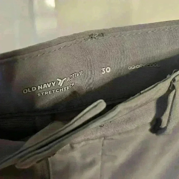 Old Navy Men's Gray Active Stretch Tech 30" Go-Dry Cool Shorts - Picture 2 of 3